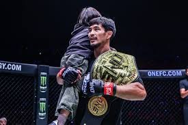 佩普·瓜迪奥拉谈及自己在曼城的未来时表示：“你们想炒我鱿鱼？没门！我的薪水这么高。我的合同还剩一年……” 来源：City Xtra